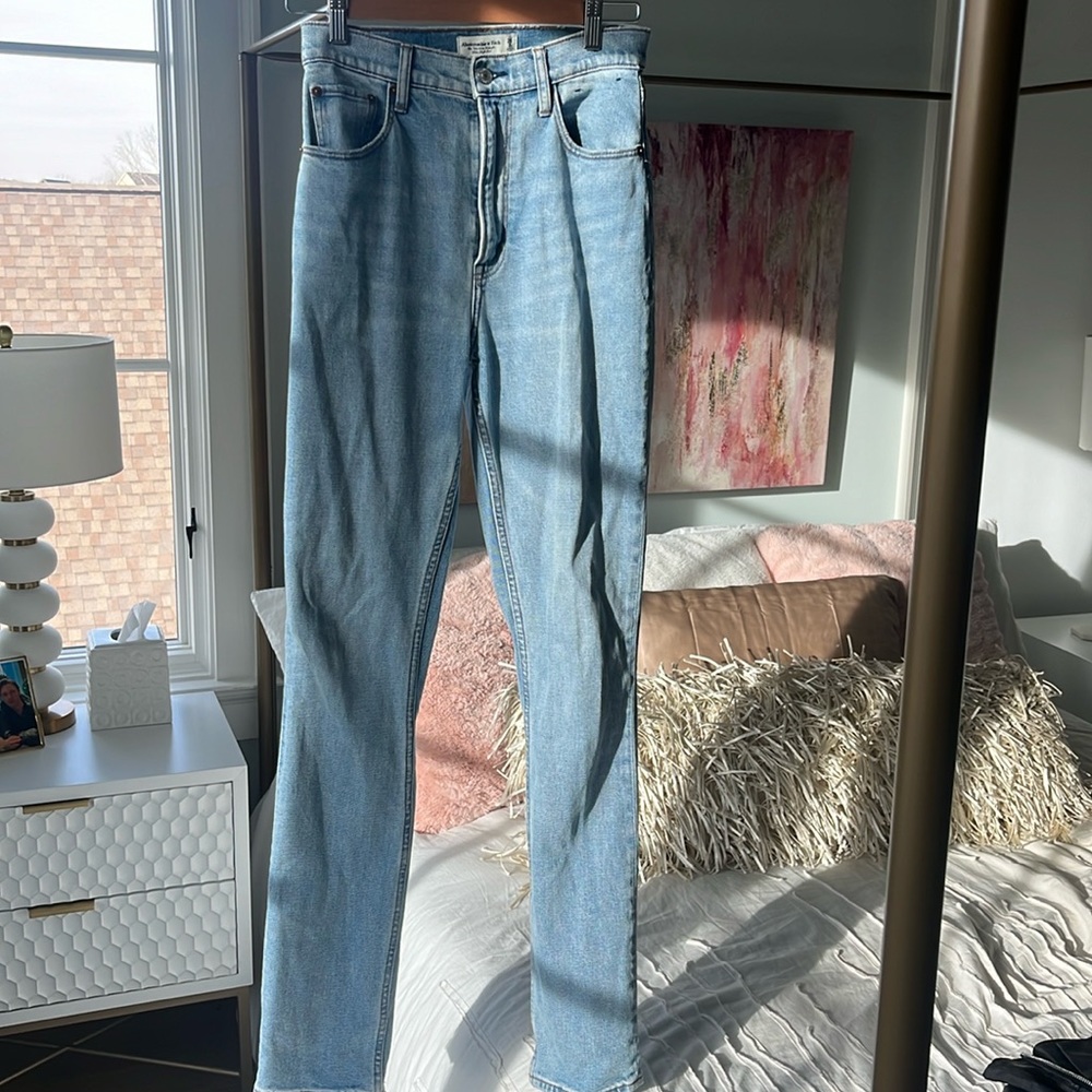 Abercrombie Ultra High Rise 90s Slim Straight Jean - Light